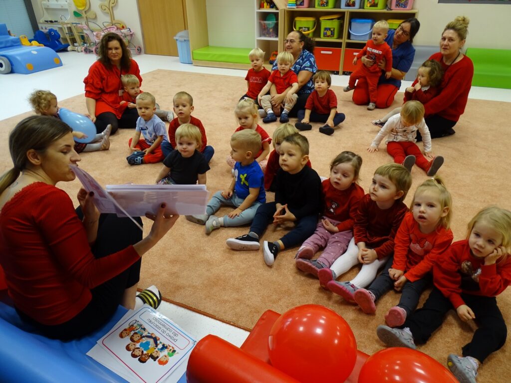 Opiekunka pokazuje karty o prawach dzieci