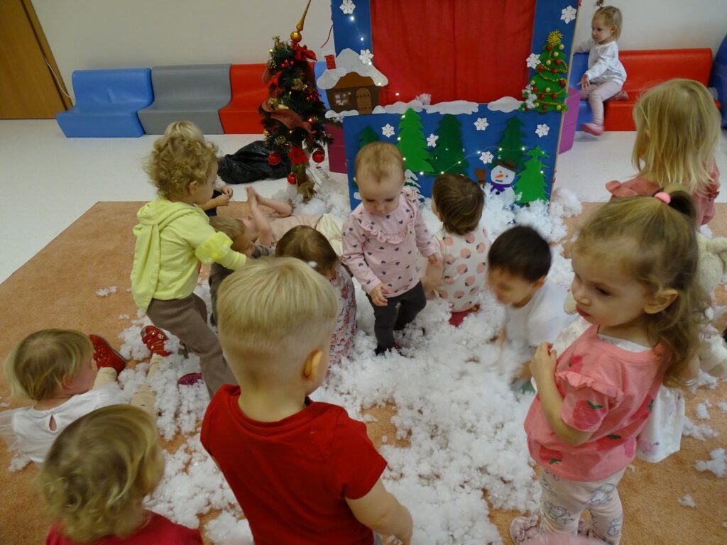 Dzieci bawią się sztucznym śniegiem