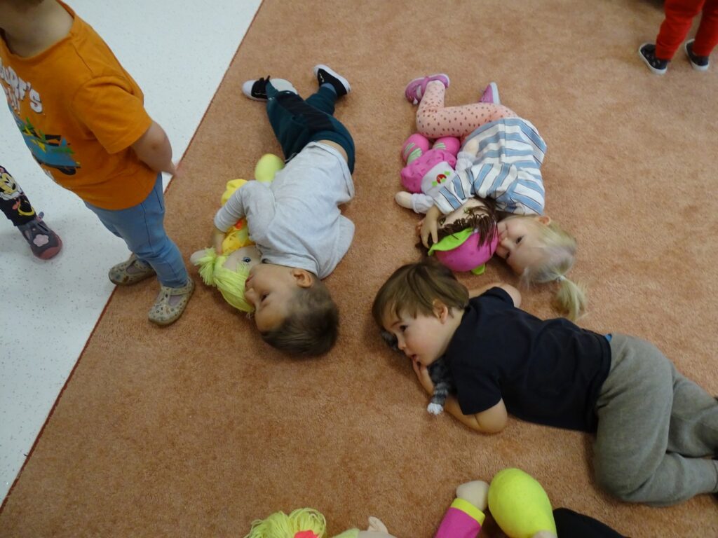 Dzieci leżą na dywanie