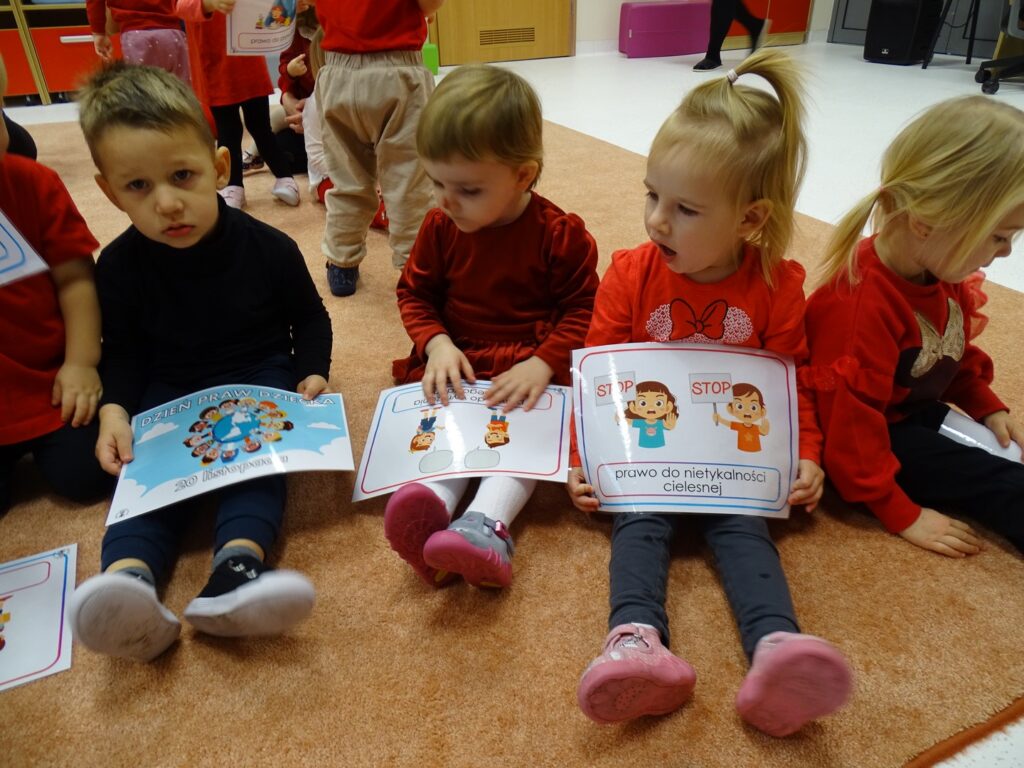 Dzieci oglądają karty