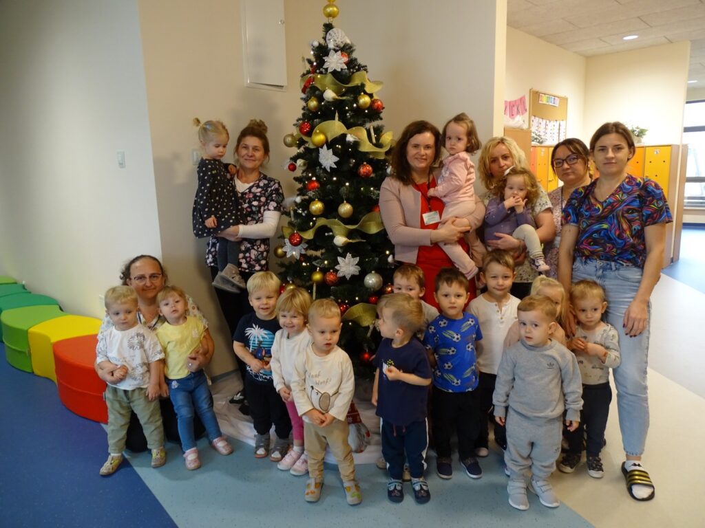 Dzieci pozują do wspólnego zdjęcia przy choince