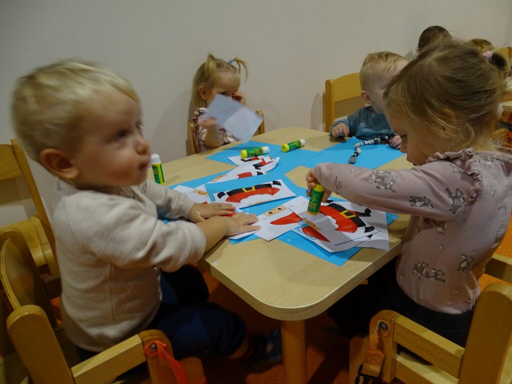 Dzieci pracują z klejem