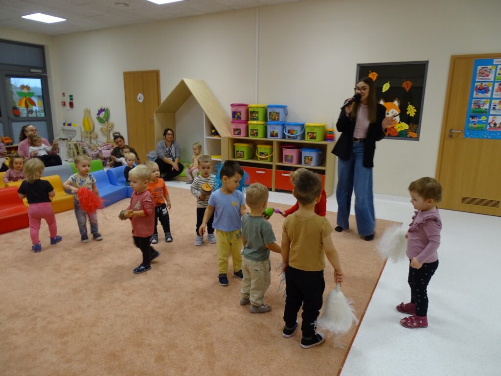 Dzieci próbują stukać w rytm muzyki