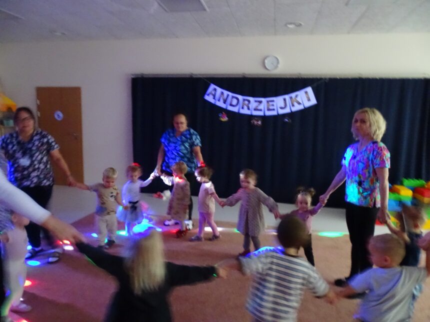 Dzieci tańczą wspólnie w kółeczku