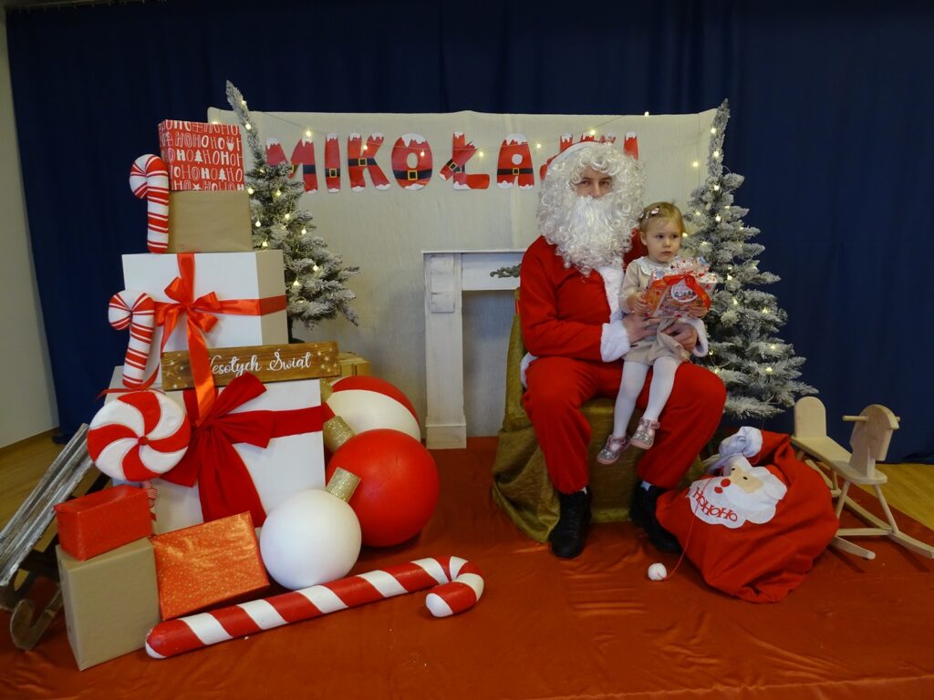 Mikołaj i dziewczynka