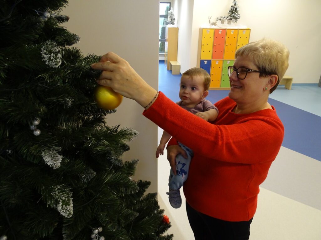 Pani pielęgniarka wiesza bombkę
