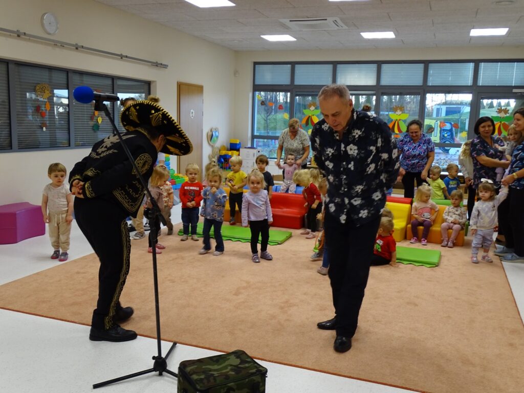 Panowie prezentują kroki meksykańskiego tańca