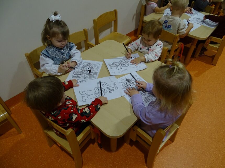 Praca plastyczna przy stoliku