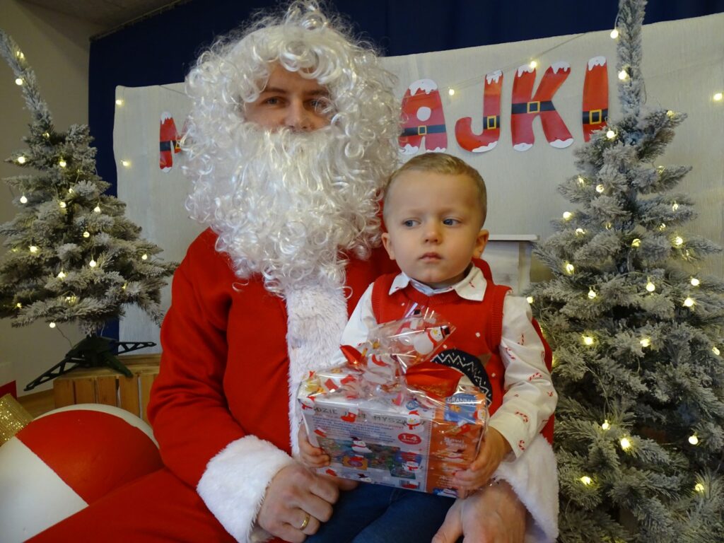 Chłopczyk pozuje do zdjęcia