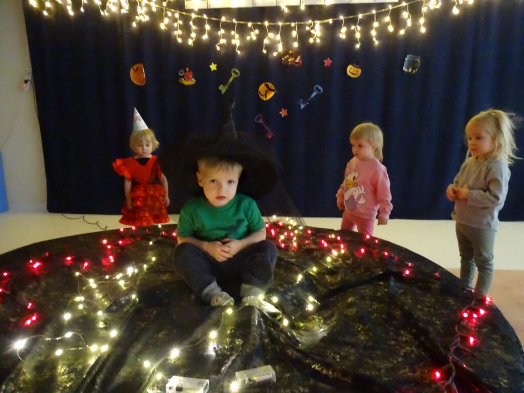 Chłopczyk w czapce czarodzieja pozuje do zdjęcia