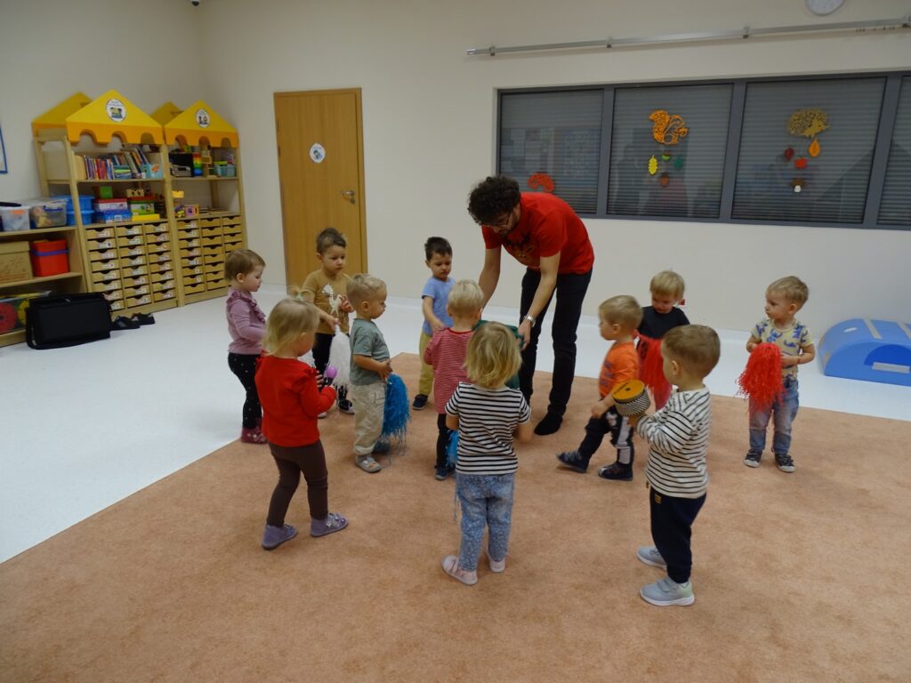 Dzieci bawią się pomponami