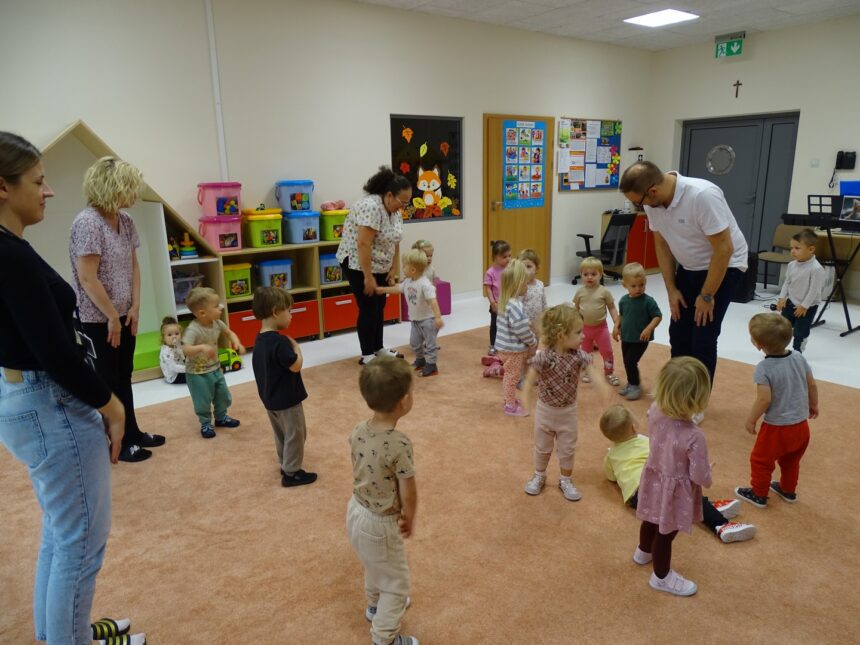 Dzieci naśladują ruchy pana z rytmiki