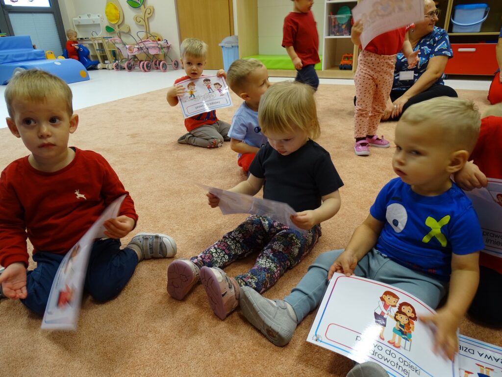 Dzieci oglądają karty o pracy