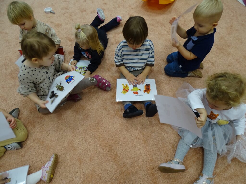 Dzieci oglądają obrazki przedstawiające misie