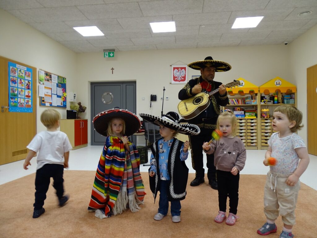 Dzieci pozują w meksykańskich strojach