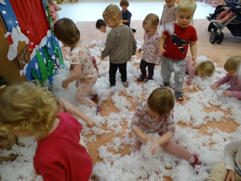 Dzieci rzucają sztucznym śniegiem