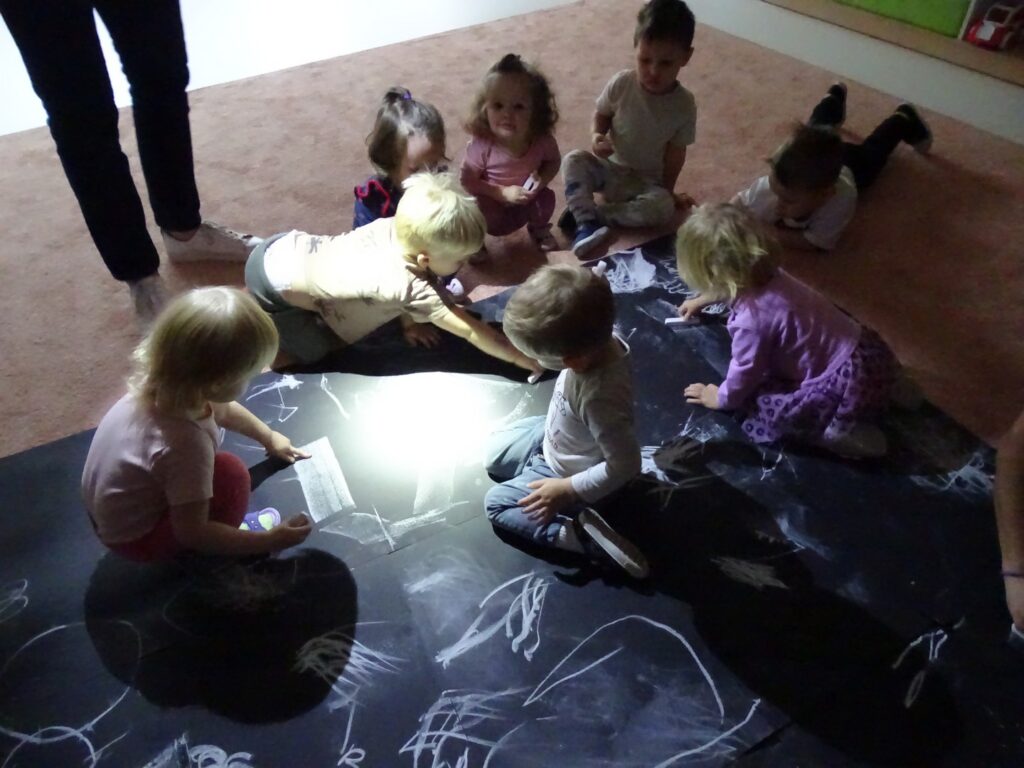 Dzieci tworzą wspólną pracę plastyczną