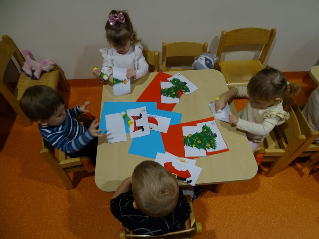 Dzieci wspólnie pracują przy stolikach