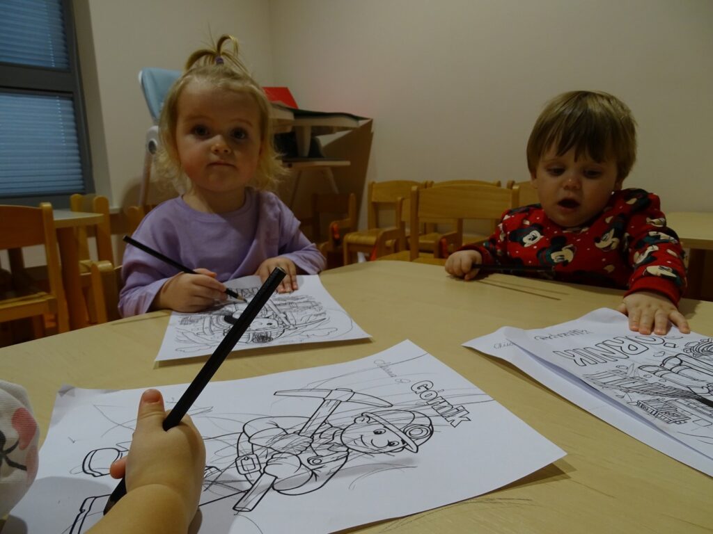 Dzieci wykonują pracę plastyczną