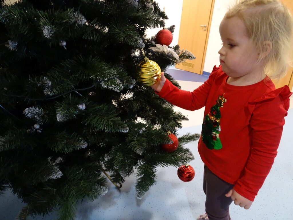 Dziewczynka wiesza bombkę