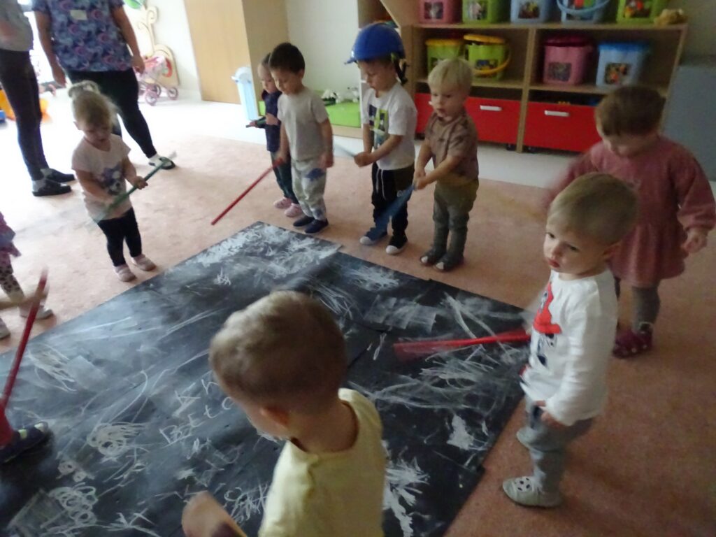 Dzieci bawią się w wydobywanie węgla patyczkami -kilofami