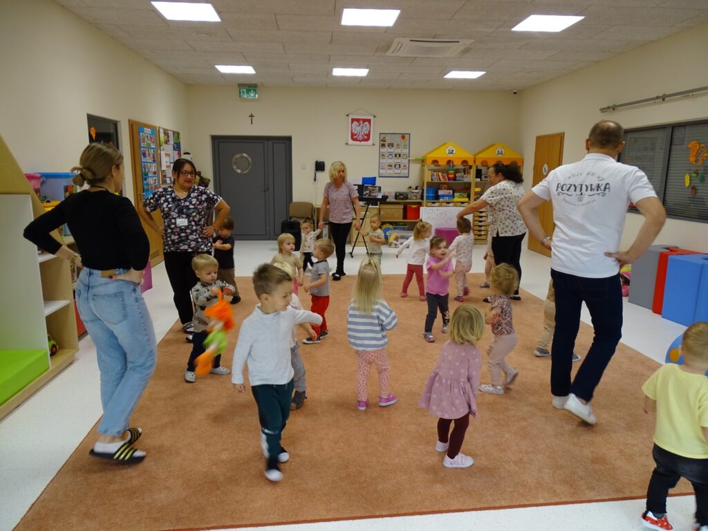 Dzieci chodzą w rytm muzyki