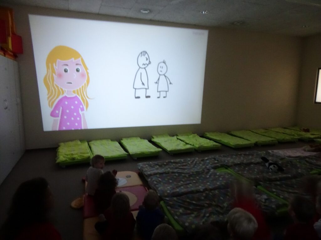 Dzieci oglądają bajkę Stop przemocy