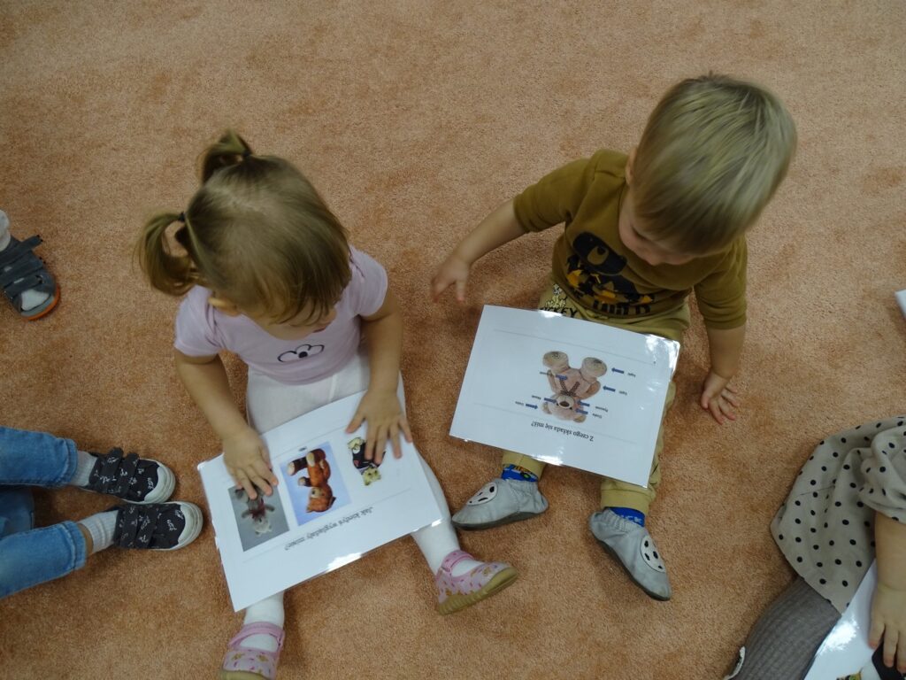 Dzieci oglądają misie na obrazkach