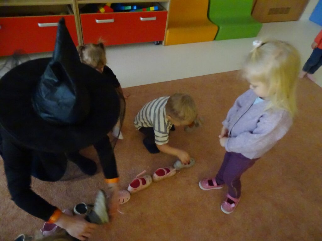 Dzieci wróżą sobie bucikami