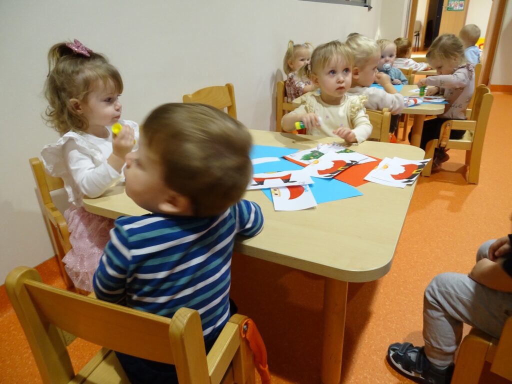 Dziewczynka trzyma klej