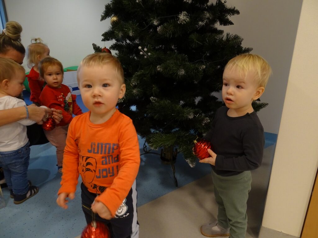 Dzieci ubierają choinkę