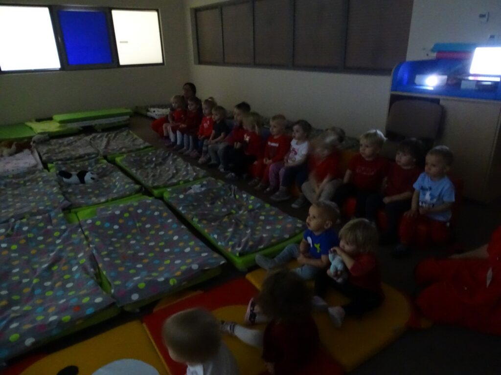 Dzieci z zainteresowaniem oglądają bajkę