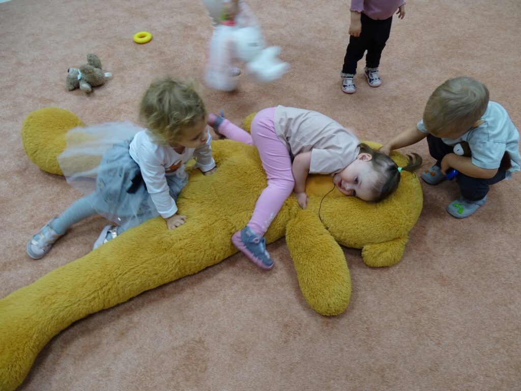 Dziewczynka przytula pluszowego misia