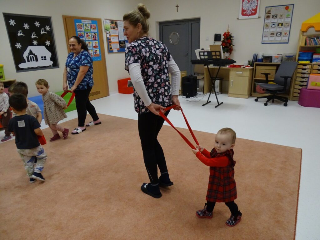 Dziewczynka trzyma za szarfę