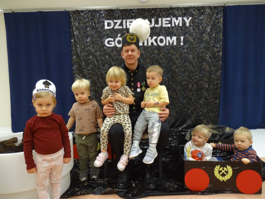 Pan Górnik pozuje z dziećmi do zdjęcia
