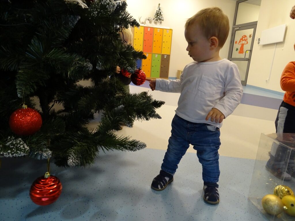 Chłopiec wiesza bombkę