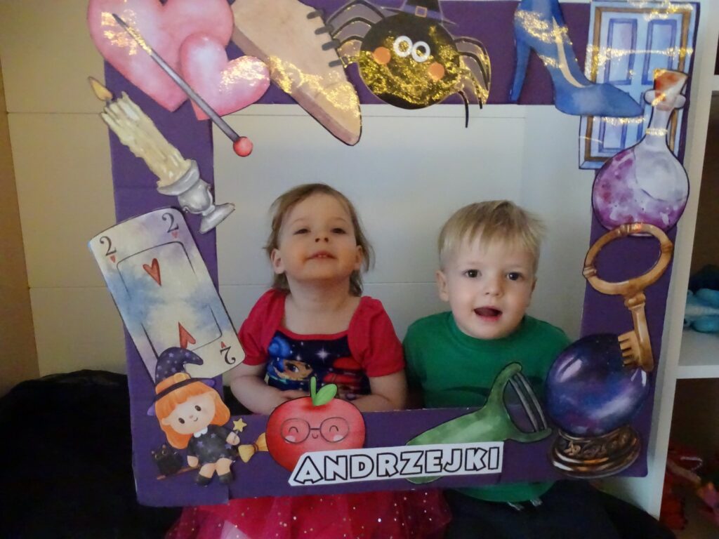 Dzieci pozują do zdjęcia