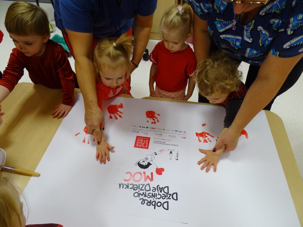 Dziewczynki odbijają rączkę