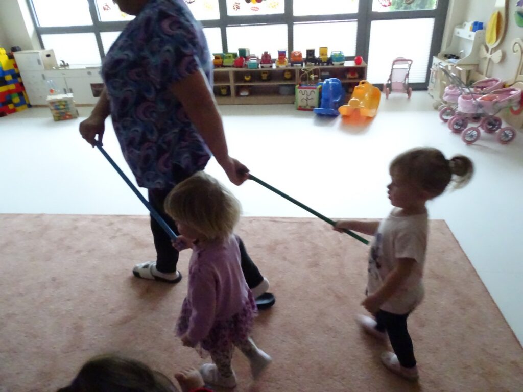 Dziewczynki z opiekunką tworzą wagonik