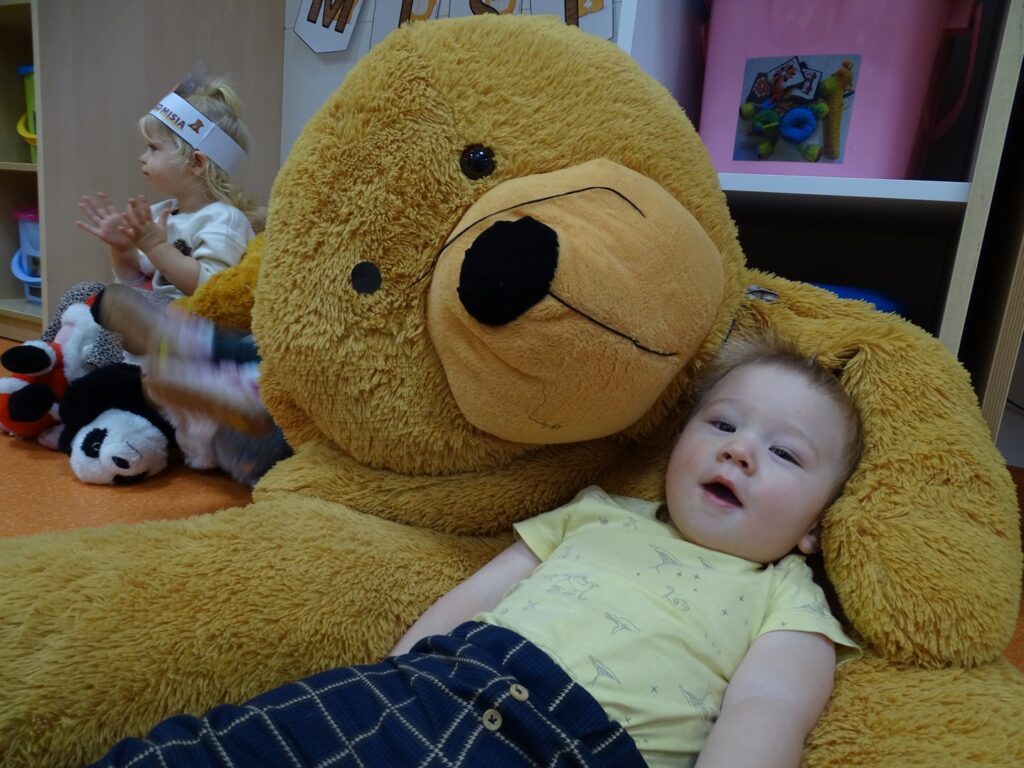 Chłopiec leży na misiu