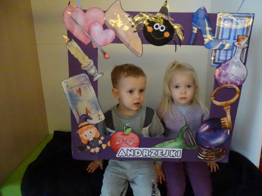 Dzieci patrzą przez ramkę