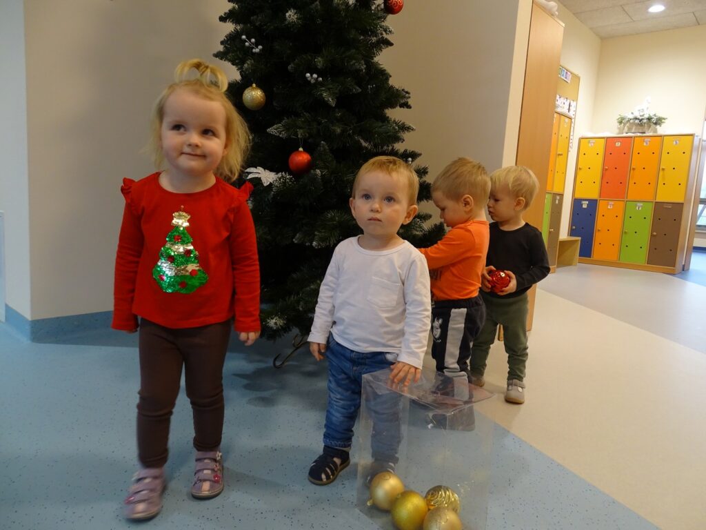 Dzieci ubierają choinkę