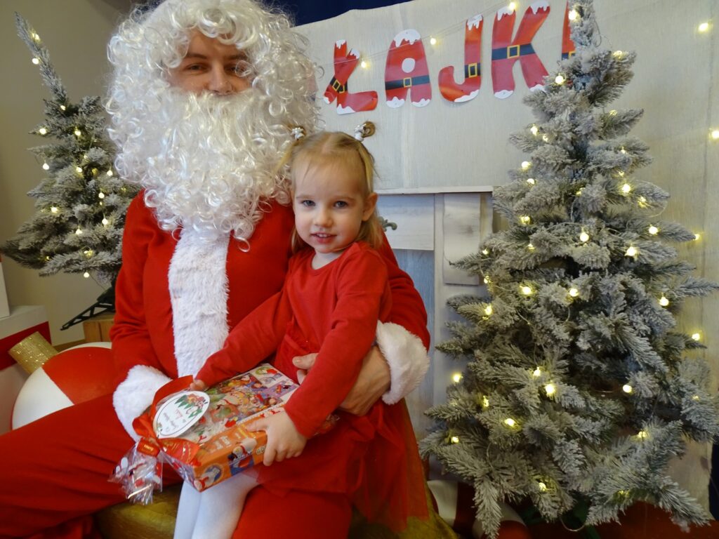 Dziewczynka pozuje do zdjęcia