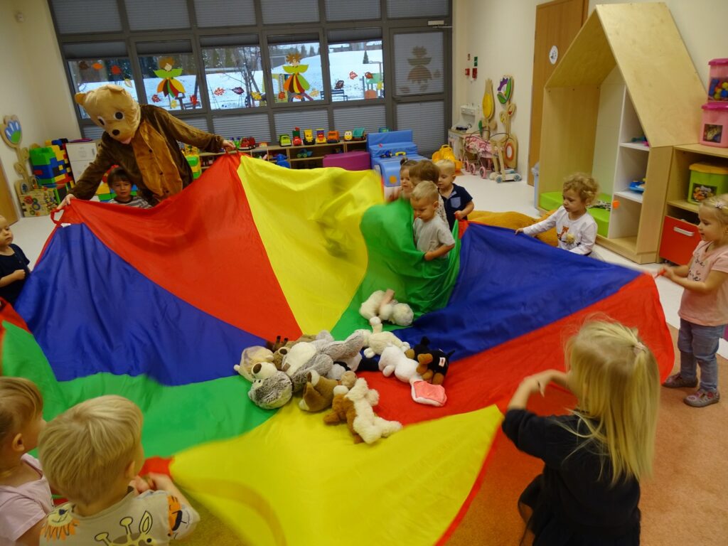 Maluszki huśtają misie