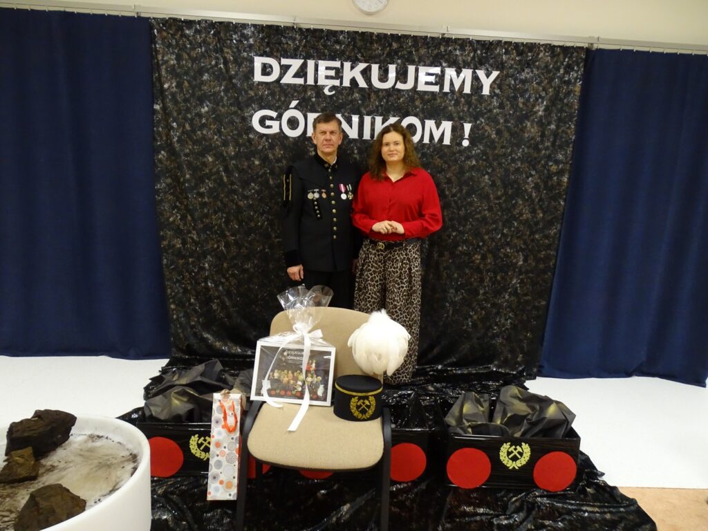 Pan Górnik z Panią Dyrektor pozują do zdjęcia