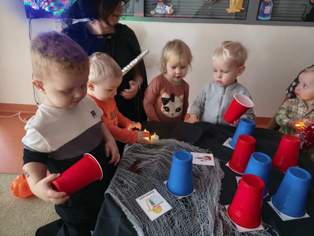 Chłopiec trzyma kubeczek