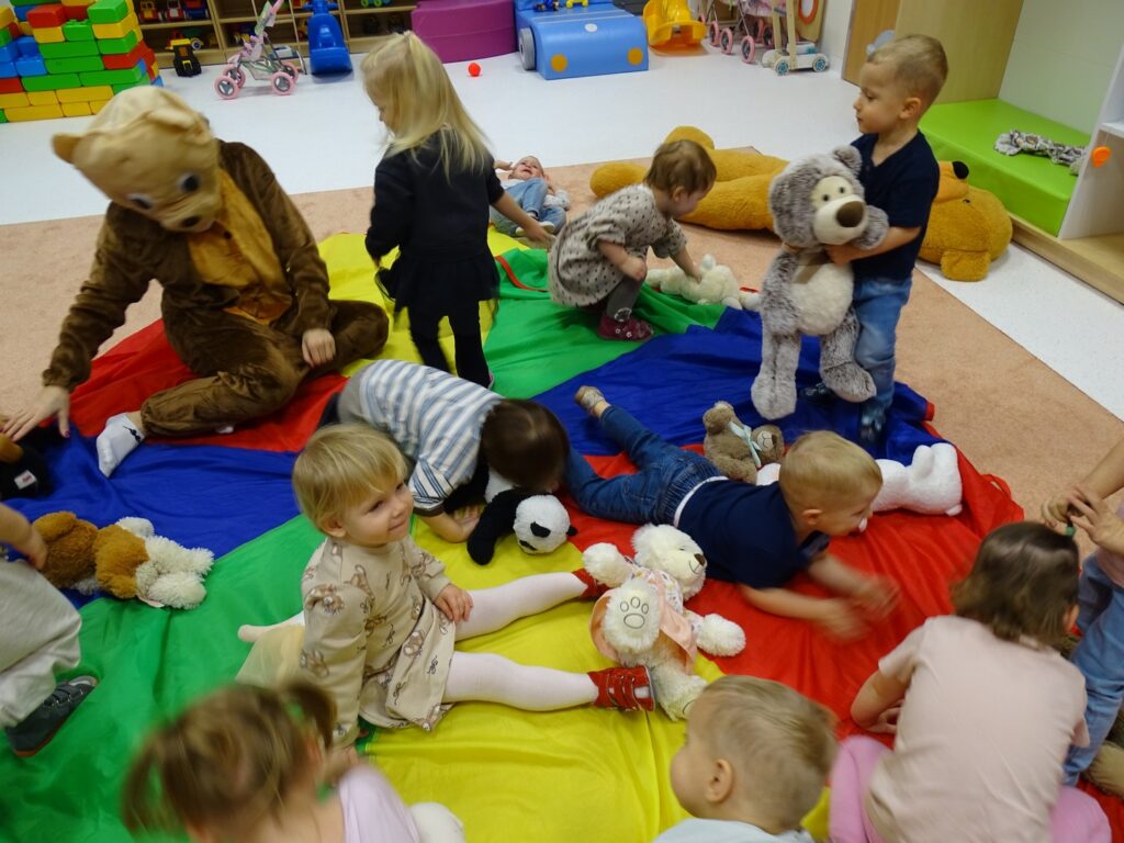 Dzieci bawią się misiami