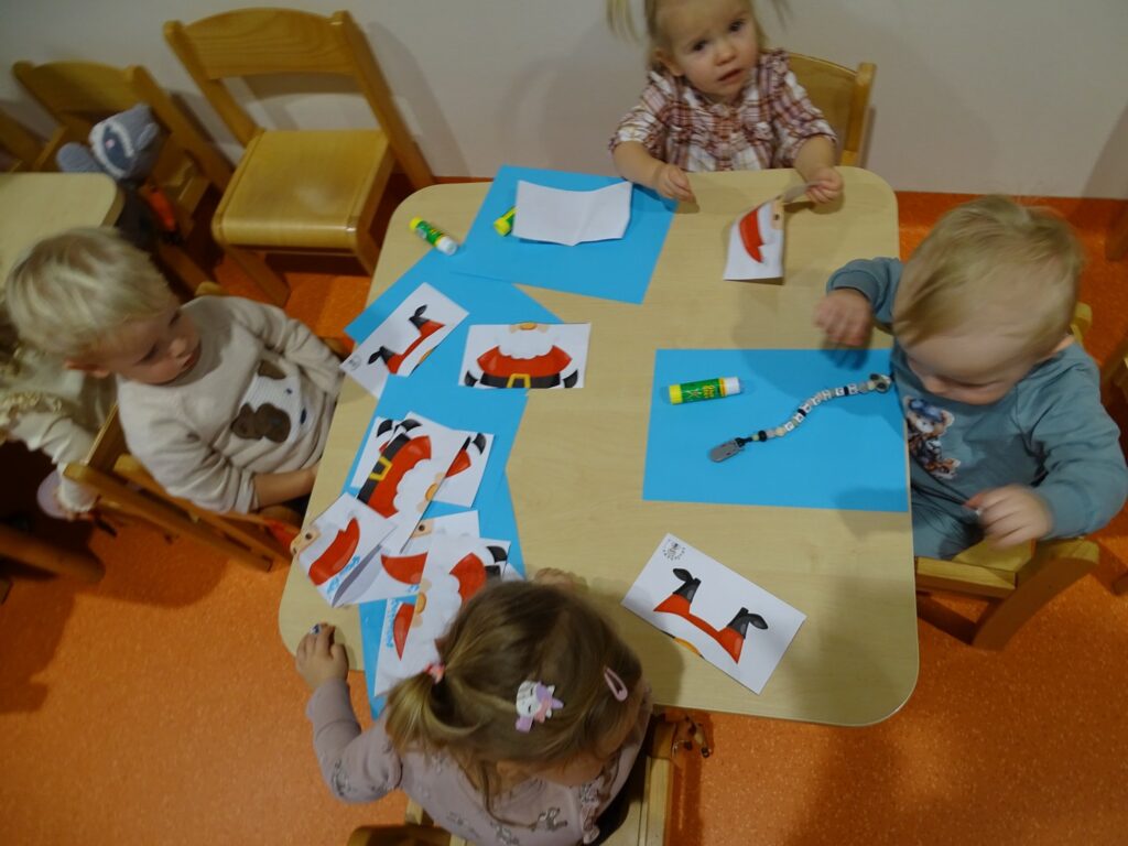 Dzieci pracują przy stolikach