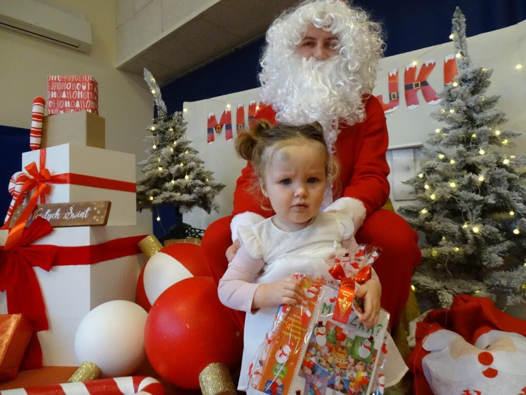 Dziewczynka odbiera prezent