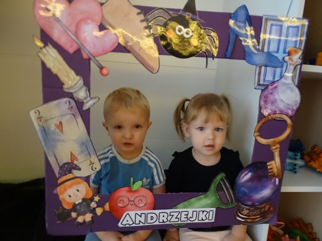 Dziewczynki pozują do zdjęcia w ramce andrzejkowej